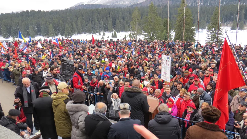 Fotografija: Planina Igman se je na današnji spominski slovesnosti šibila pod težo približno osem tisoč glave množice. FOTO: Bojan Rajšek/Delo