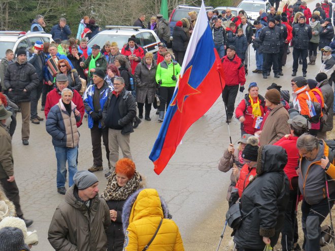 Pohoda na planino Igman se je udeležilo tudi več kakor petsto Slovencev iz domovine in zamejstva. Množica jih je na prireditvenem prostoru bučno pozdravila. FOTO: Bojan Rajšek/Delo