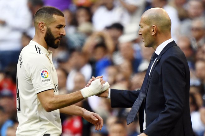 Napadalec Karim Benzema in trener Zinedine Zidane bosta poskušala zvečer osvojiti tri točke v Valladolidu, kar bi Realu prineslo prav takšno prednost pred Barcelono. FOTO: AFP