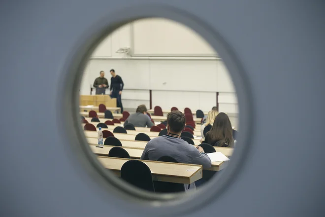 Odlični mentorski in tutorski programi zahtevajo finančna sredstva in dolgoročno stabilno podporo. FOTO: Blaž Samec/Delo