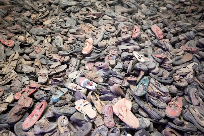 Obutev umrlih v taborišču. Na milijone obutve. FOTO/Axel Schmidt/Reuters