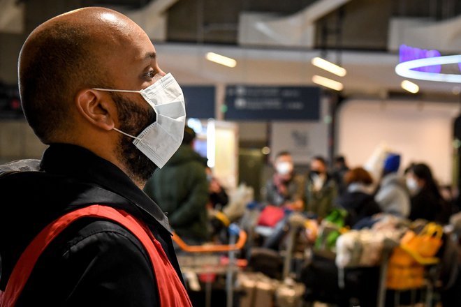 V Hongkongu so v prizadevanjih za zajezitev nadaljnjega širjenja razglasili najvišjo raven ogroženosti. FOTO: Alain Jocard/AFP
