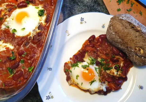 Na fižol razbijemo jajca in pečemo v pečici toliko časa, da so jajca na vrhu fižola pečena(približno 20 minut). Temperatura pečice 180 stopinj.&nbsp;&nbsp;Foto: Tanja Drinovec