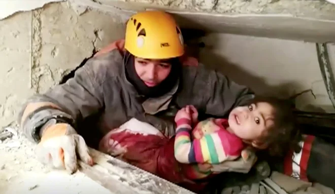 Reševalec, ki je iz ruševin rešil dekletce. FOTO: Reuters