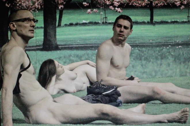 Buljanova veleprodukcija do Hararijevega dela za začetek ne vzpostavi jasno artikulirane drže. Foto Toni Soprano Meneglejte