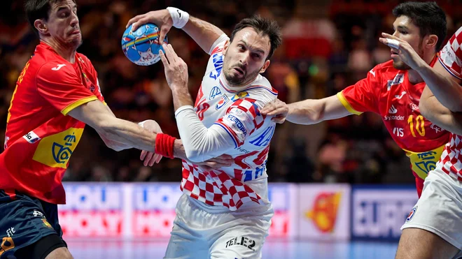 Igor Karačić in soigralci so v prvem polčasu vodili že za tri gole, vendar so jih Španci ujeli. FOTO: Reuters