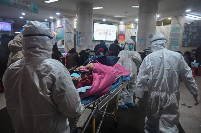 Prizor iz ene od bolnišnic v kitajskem Wuhanu, ki je kot žarišče novega virusa že več dni izoliran od sveta. Foto AFP