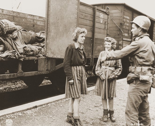 Šarika Hahn ob osvoboditvi z vojakom in sojetnico. FOTO: Albert Gretz