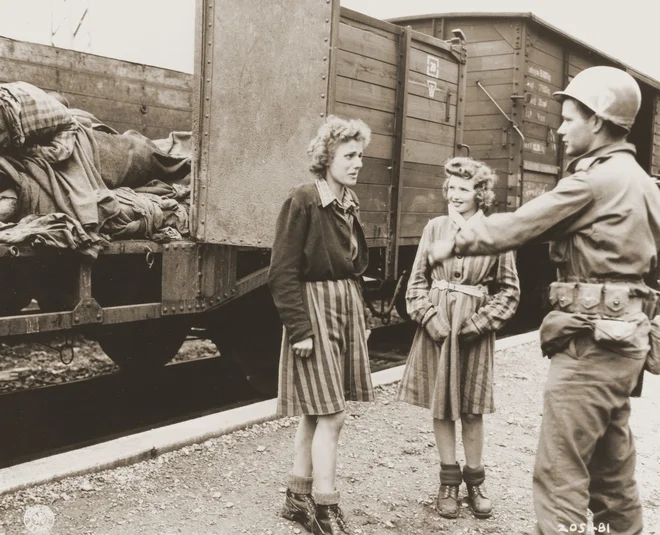 Šarika Hahn ob osvoboditvi z vojakom in sojetnico. FOTO: Albert Gretz