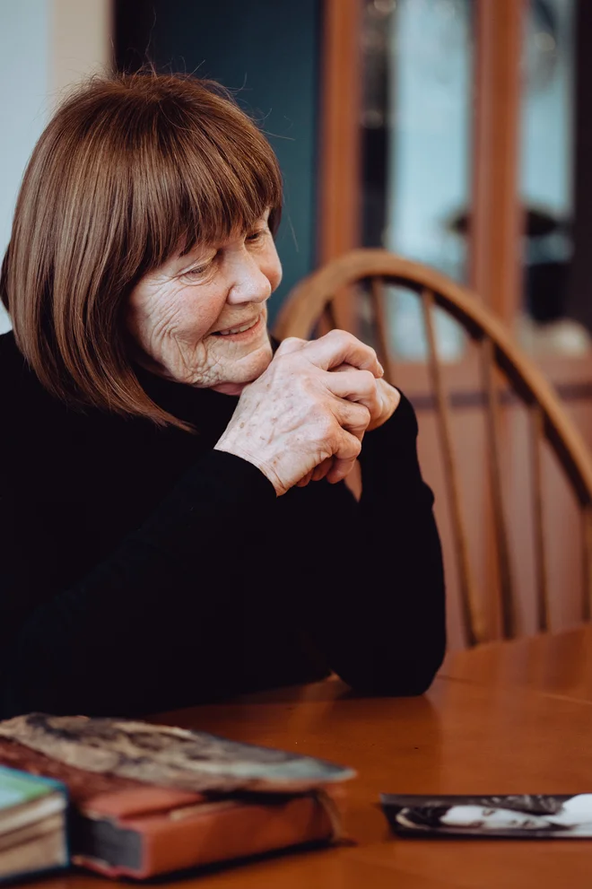 Irena Šavel pripoveduje o mami Šariki Hahn. FOTO: Sašo Tušar 