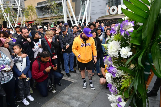 Navijači se v spomin na Bryanta zbirajo pred dvorano Staples Center. FOTO: AFP