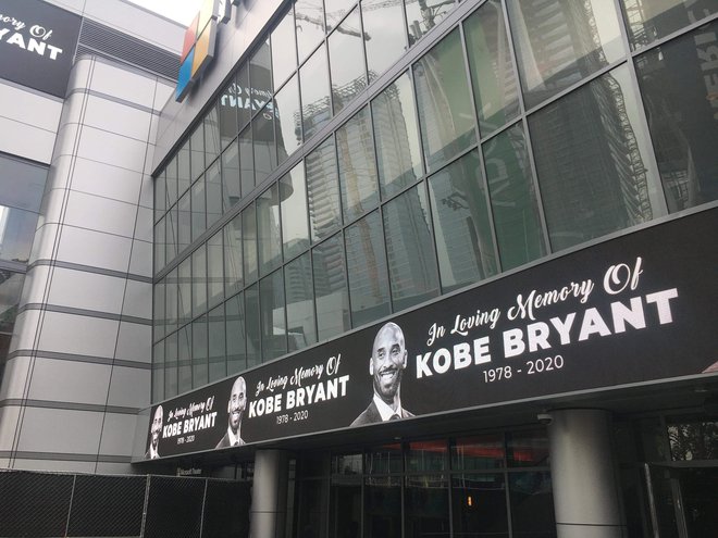 Na Staples Centru so takoj razobeseili napis Kobeju Bryantu v spomin. FOTO: Jure Pukl