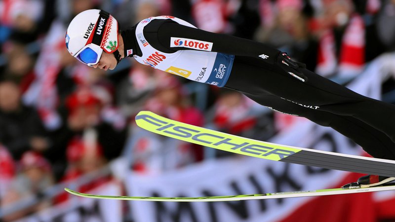 Fotografija: Kamil Stoch je pred več 10.000 navijači z rdeče-belimi zastavami na skakalnici Wielka Krokiew spet dobil krila in poletel do zmage. FOTO: Reuters