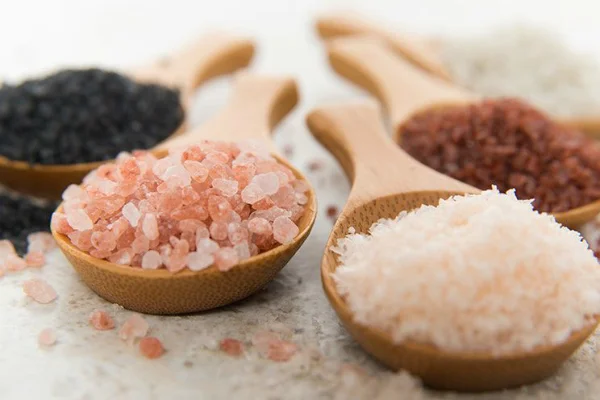 Med kuhanjem in jedjo solite kot običajno, kot začimbo, ne da bi nas skrbelo za posledice, povezane z zdravjem. Foto: Shutterstock