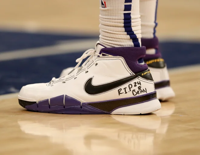 Večina košarkarjev se je z zapisi na copatah spomnila na tragično preminulega Kobeja Bryanta. FOTO: AFP