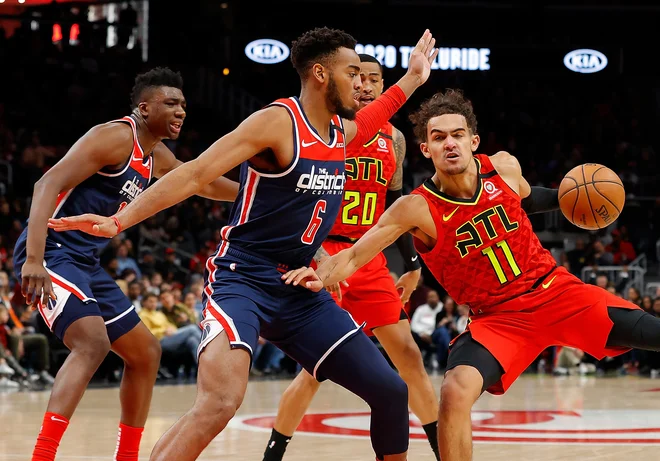 V slogu šov mora iti naprej se ustroj NBA ni ustavil. V Atlanti je bilo doseženih kar 285 točk. Domači up Trae Young (desno) se je od svojega idola Kobeja Bryanta poslovil tako, kot je on najbolje znal, s koši. Dosegel je 45 točk. FOTO: AFP