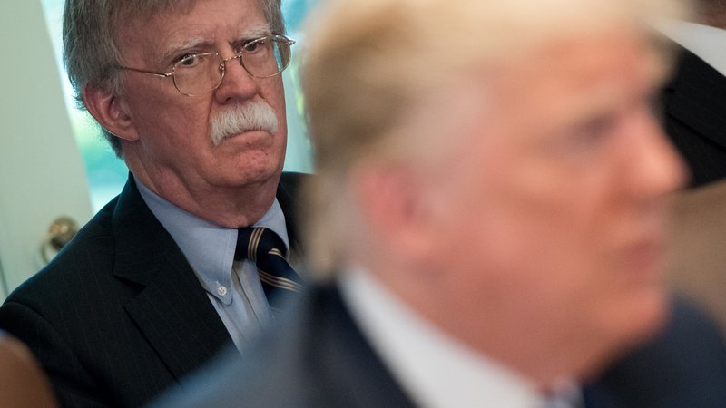 Fotografija: John Bolton, ko je bil na položaju svetovalca za nacionalno varnost, ob predsedniku Donaldu Trumpu. FOTO: Saul Loeb/AFP