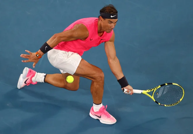 Rafael Nadal je bil v najpomebnejšem delu dvoboja v podaljšanih igrah spet izjemno zbran in natančen. FOTO: Reuters
