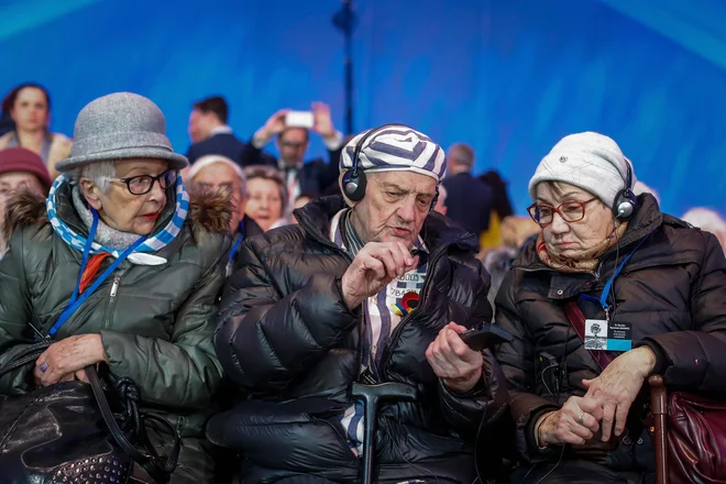 Številni so slovesnost spremljali s solzami v očeh. FOTO: Wojtek Radwanski/AFP