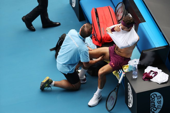 V tretjem nizu je Rogerju Federerju pomagala tudi zdravniška pomoč. FOTO: AFP