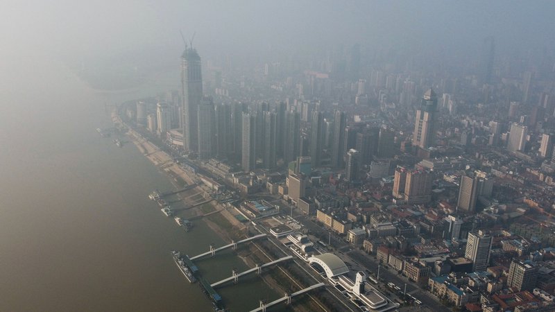 Fotografija: Najhitrejšo preobrazbo je mesto doživelo v zadnjih 30 letih, ko se je vanj zlivalo obilo tujih naložb. FOTO: AFP