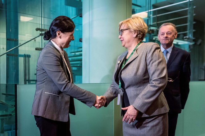 Evropska komisarka za pravosodje Věra Jourová in predsednica poljskega vrhovnega sodišča Małgorzata Gersdorf. FOTO: AFP