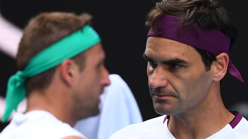 Fotografija: Tudi Roger Federer ni vedno »fit«, a vprašanje je, kako velik davek bo plačal v polfinalu za srečno četrtfinalno zmago. FOTO: AFP