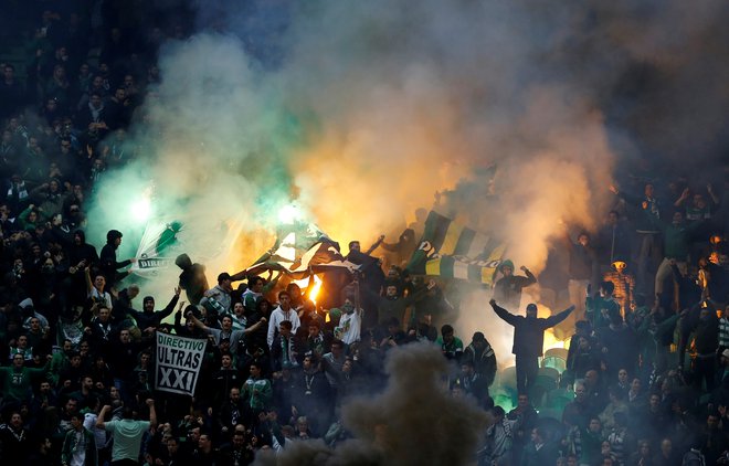 Navijači Sportinga prisegajo na enake barve kot ljubljanska Olimpija. FOTO: Reuters