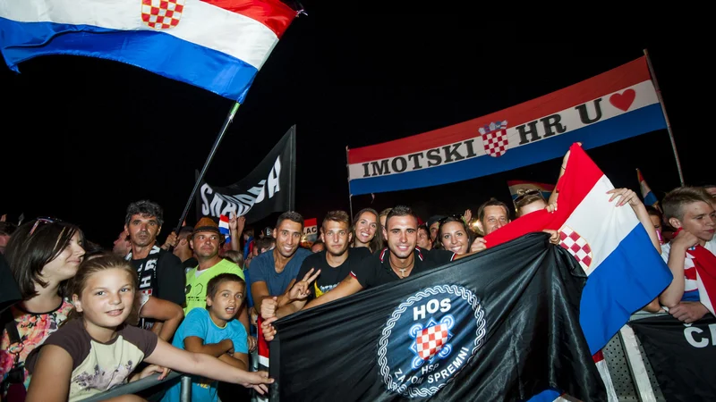 Fotografija: Publika iz Imotskega z ustaškimi obeležji na koncertu Marka Perkovića Thompsona, ljubljenca skrajno desničarske publike, ki svoje nastope rad začini s spornim pozdravom »Za dom spremni«. Foto Niksa Stipanicev / Cropix Cropix