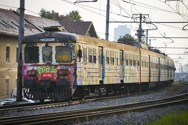 Prenovili in zgradili naj bi 250 kilometrov prog, zlasti okrog Ljubljane. FOTO: Jože Suhadolnik/Delo