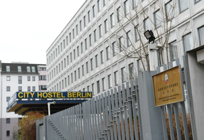 City Hostel Berlin ima prostore v stavbi severnokorejskega veleposlaništva v središču nemške prestolnice. FOTO: Annegret Hilse/Reuters