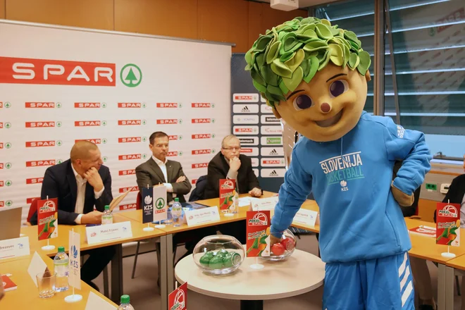 Četrtfinalne pare pokala Spar je določil Lipko. V ozadju predsednik KZS Matej Erjavec (levo) in Igor Mervič (v sredini), direktor podjeta Spar Slovenija. FOTO: KZS