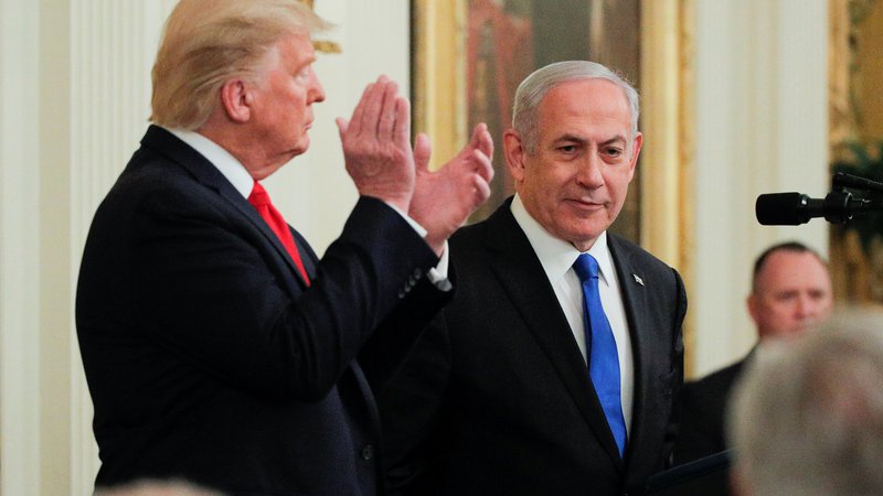 Fotografija: Ameriški poredsednik Donald Trump in izraelski premier Benjamin Netanjahu na tiskovni konferenci v Beli hiši. FOTO: Brendan McDermid/Reuters