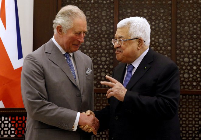 Palestinski predsednimk Mahmud Abas z britanskim princem Charlesom. FOTO: Reuters