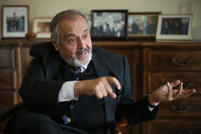 Ernest Petrič je v izjavi za Delo povedal, da bo po njegovem mnenju treba vložiti veliko napora v iskanje poti do učinkovite vlade v sedanji sestavi državnega zbora. FOTO: Jure Eržen/Delo