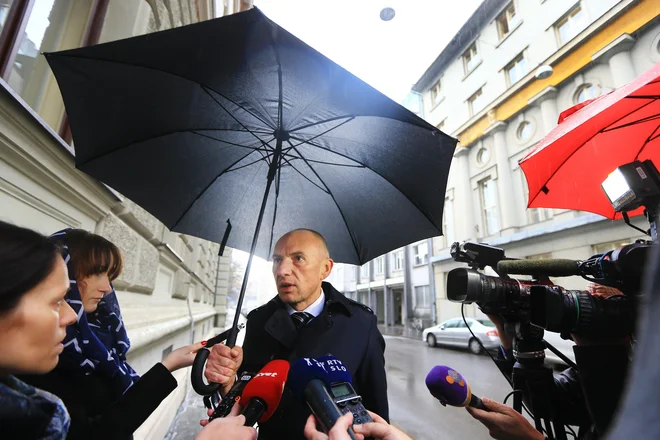 Kdo je bil prej? Zaradi načina ukinitve dopolnilnega zdravstvenega zavarovanja je menda minister za zdravje <strong>Aleš Šabeder</strong> že pred dvema tednoma ponudil odstop. Premier Marjan Šarec se je domnevno za odstop odločil v petek. Finačni minister Andrej Bertoncelj je odstopil ta ponedeljek, le malo zatem je odstopil še Šarec.