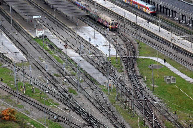 Posodobitev železnic je tudi eden od ključev za prihranke. FOTO: Mavric Pivk/Delo