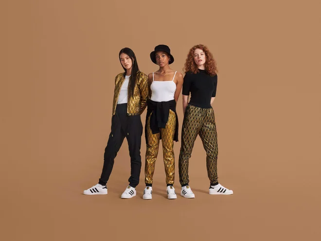Copat adidas <strong>Superstar</strong> si je skozi čas prislužil status pristne kulturne ikone in se v svojih 50 letih spreminjanja igre suvereno povzpel na sam vrh urbane mode.&nbsp;FOTO: Arhiv proizvajalca