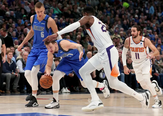 Luka Dončić in košarkarji Dallasa proti Phoenixu niso imeli svojega večera. FOTO: AFP