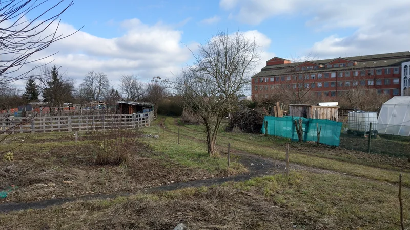 Fotografija: Na zemljiščih pri URI Soča so zdaj vrtički, ob pozidavi pa naj bi bile tu zdravstvene dejavnosti in varovana stanovanja. FOTO: Aleš Stergar/Delo