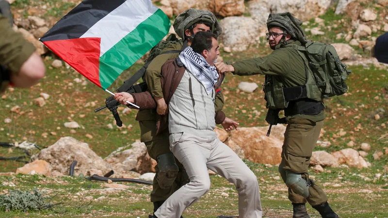 Načrt stoletja med drugim legalizira stotine ilegalnih judovskih naselbin na okupiranem Zahodnem bregu, Izraelu podarja ozemlje ob reki Jordan, palestinska območja še dodatno razprši in razširi pooblastila izraelskih varnostnih sil. FOTO: AFP