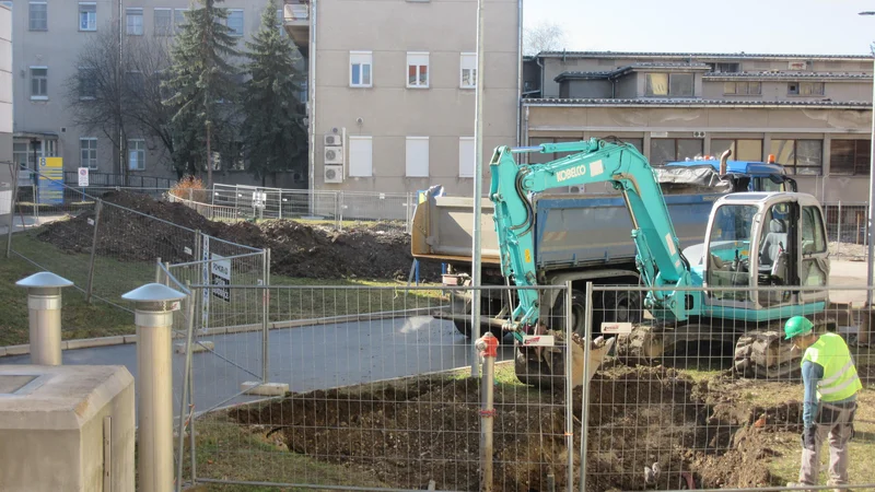 Fotografija: V Splošni bolnišnici Celje so veseli, da na gradbišču delajo, kljub temu da nadzora ni. Že leta namreč čakajo na novogradnjo. FOTO: Špela Kuralt/Delo