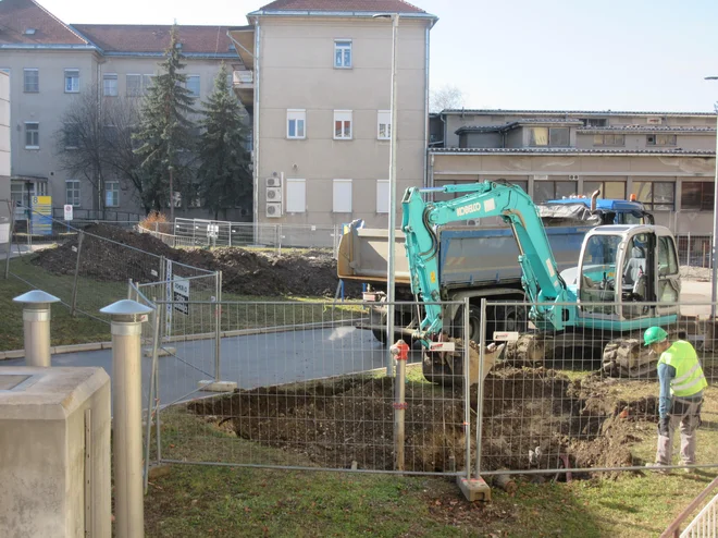 V Splošni bolnišnici Celje so veseli, da na gradbišču delajo, kljub temu da nadzora ni. Že leta namreč čakajo na novogradnjo. FOTO: Špela Kuralt/Delo