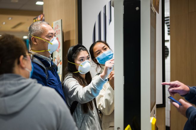 Na Finskem so danes potrdili prvi primer novega koronavirusa. Virus so diagnosticirali pri 32-letni turistki iz Kitajske, ki so jo sprejeli in izolirali v bolnišnici v mestu Rovaniemi na severu države, poročajo finski mediji. FOTO: Anthony Wallace/AFP