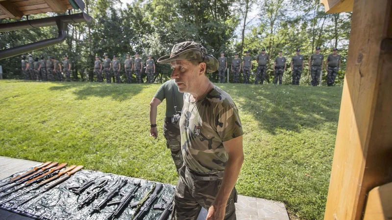 Fotografija: Imitacija orožja se od pravega orožja navidez ne razlikuje, enako velja za uniforme. Foto Leon Vidic/delo