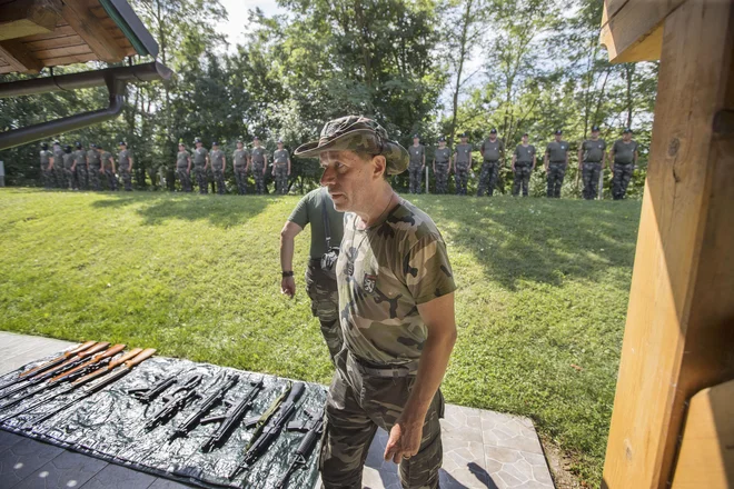 Imitacija orožja se od pravega orožja navidez ne razlikuje, enako velja za uniforme. Foto Leon Vidic/delo