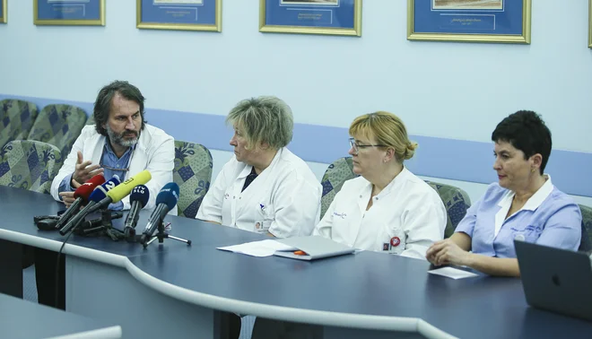 Število okuženih z gripo je zlasti med otroci letos nekoliko višje kot lani, a vzrokov za paniko še ni, so poudarili strokovnjaki iz UKC Ljubljana: Marko Pokorn, Tatjana Lejko Zupanc, Tatjana Mrvič in Mojca Tomažič. Foto: Jože Suhadolnik/Delo