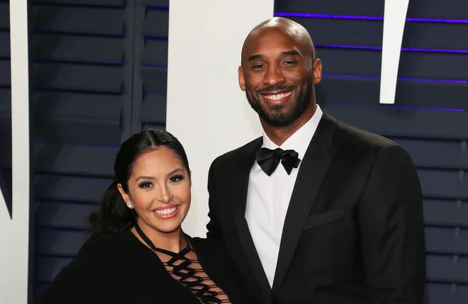 Kobe Bryant in Vanessa Laine Bryant na lanski zabavi po podelitvi filmskih nagrad oskar. FOTO: Jean-Baptiste Lacroix/AFP