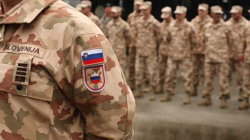 Fotografija: Prišel je ukaz za nadaljevanje usposabljanja iraških varnostnih sil in slovenski vojaki so se vrnili na dolžnost. FOTO: Jure Eržen/Delo
