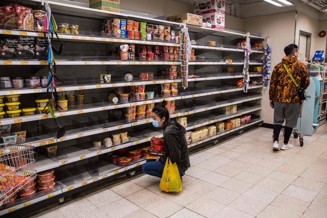 Ker si ljudje delajo zaloge, v trgovinah pogosto zmanjkajo nekatera živila. FOTO: Dale De La Rey/AFP